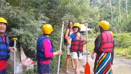 Pussy Flashing at RAFTING Spot among Chinese tourists # Public NO PANTIES